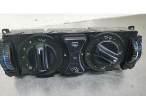 Usados Panel de control de calefacción Mercedes CLK (W208) 3.2 320 V6 18V Precio € 50,00 Norma de margen ofrecido por De Witte Boerderij B.V.
