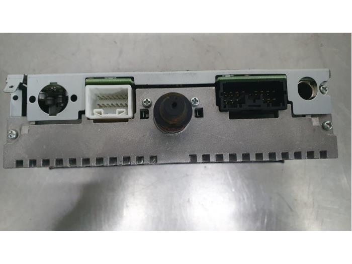 Reproductor de CD y radio de un Mitsubishi Colt (Z2/Z3) 1.1 12V 2014