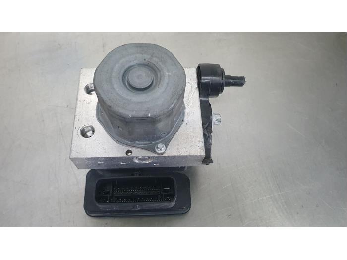 Begagnade ABS-pump Mercedes E (W212) E-200 2.0 Turbo 16V Pris € 125,00 Marginaltabell erbjuds av De Witte Boerderij AutoMotive