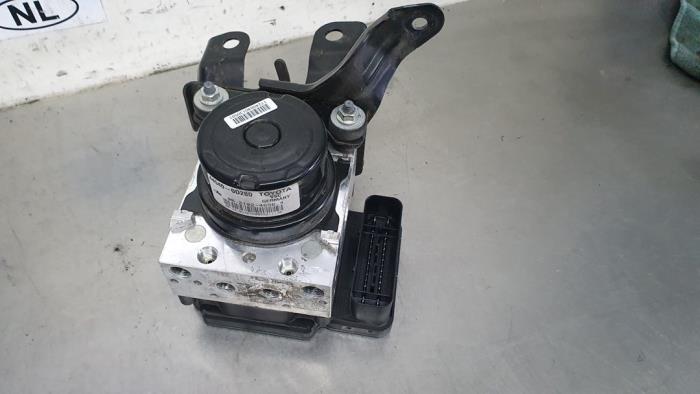 Begagnade ABS-pump Toyota Yaris III (P13) 1.5 16V Dual VVT-iE Pris € 165,00 Marginaltabell erbjuds av De Witte Boerderij AutoMotive