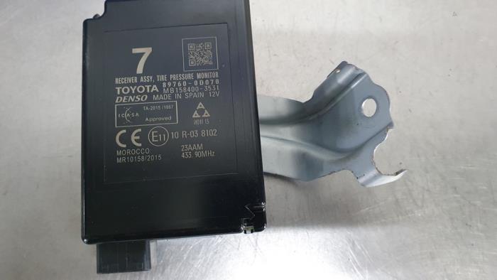 Däcktrycksmodul Toyota Yaris III (P13), 2010 / 2020 1.5 16V Dual VVT-iE, Halvkombi (Hatchback), Bensin, 1.496cc, 82kW (111pk), FWD, 2NRFKE, 2017-03 / 2020-06, NSP13 (Begagnad)