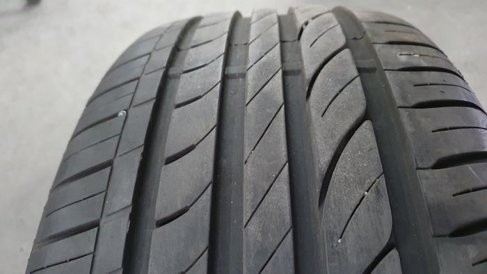 Używane Opona Cena € 35,00 Procedura marży oferowane przez De Witte Boerderij AutoMotive