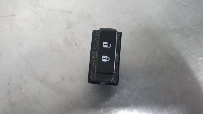 Central locking switch from a Opel Karl 1.0 12V 2018