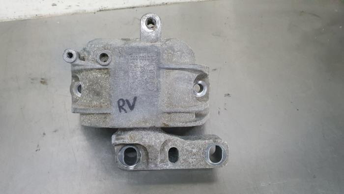 Engine mount from a Volkswagen Golf II (19E) 1.3 2010