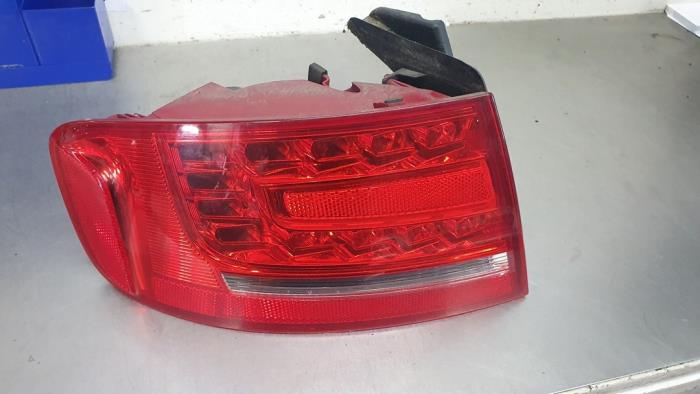 Luz trasera izquierda de un Audi A4 2010