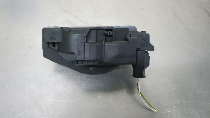 Tailgate lock mechanism from a Peugeot 3008 II (M4/MC/MJ/MR) 1.6 16V PureTech 180 2019