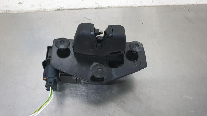 Tailgate lock mechanism from a Peugeot 3008 II (M4/MC/MJ/MR) 1.6 16V PureTech 180 2019