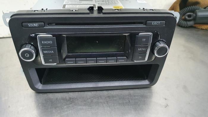 Reproductor de CD y radio de un Volkswagen Polo 2012