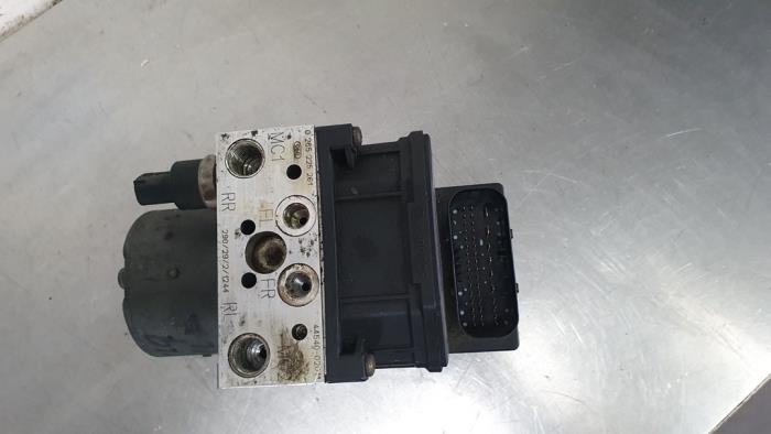 Usagé Bloc ABS Toyota Corolla (E12) 1.8 16V TS VVT-i Prix € 150,00 Règlement à la marge proposé par De Witte Boerderij AutoMotive