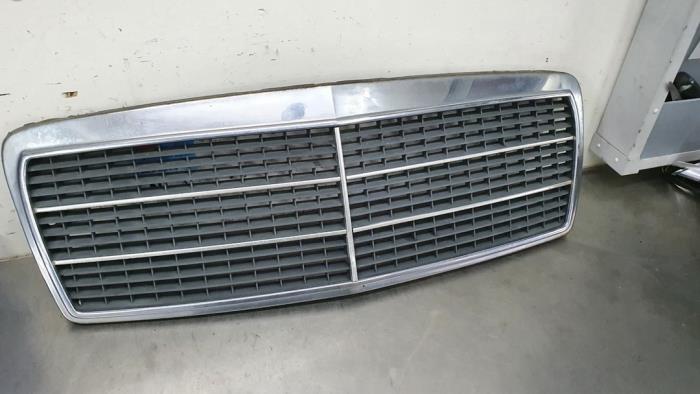 Begagnade Grill Mercedes E-Klasse Pris € 32,00 Marginaltabell erbjuds av De Witte Boerderij AutoMotive