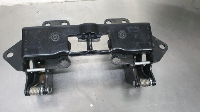 Tailgate lock mechanism from a Renault Megane II CC (EM) 2.0 16V 2004