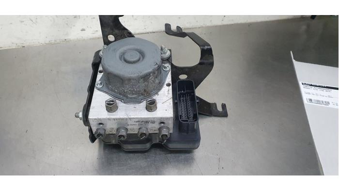 ABS pump from a Renault Clio IV (5R) 1.5 Energy dCi 90 FAP 2014
