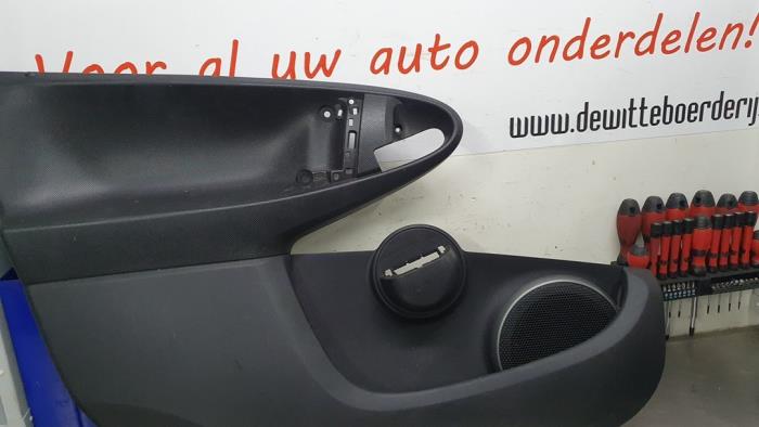 Revêtement portière 4portes avant gauche d'un Toyota Aygo (B10) 1.0 12V VVT-i 2012