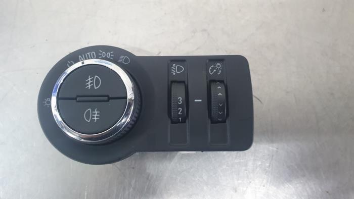 Licht Schalter van een Opel Astra J Sports Tourer (PD8/PE8/PF8) 1.6 CDTI 16V 2015