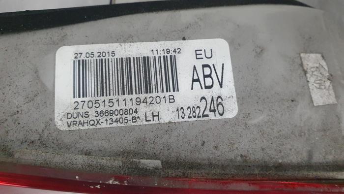 Feu arrière secondaire gauche d'un Opel Astra J Sports Tourer (PD8/PE8/PF8) 1.6 CDTI 16V 2015