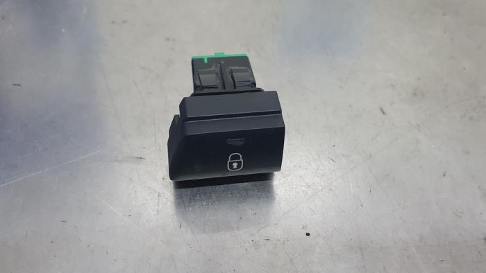 Central locking switch from a Toyota ProAce 2.0 D-4D 177 16V Worker 2019