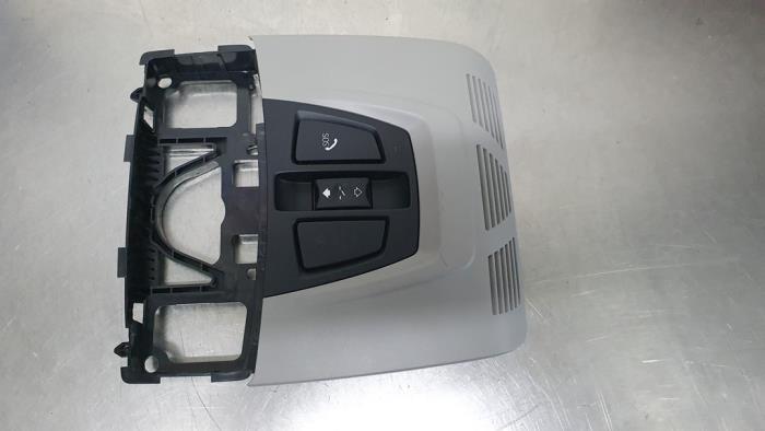 Używane Przelacznik szyberdachu BMW 1 serie (F20) 116i 1.6 16V Cena € 50,00 Procedura marży oferowane przez De Witte Boerderij AutoMotive