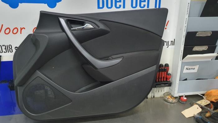 Revêtement portière 4portes avant droite d'un Opel Astra J Sports Tourer (PD8/PE8/PF8) 1.6 CDTI 16V 2015