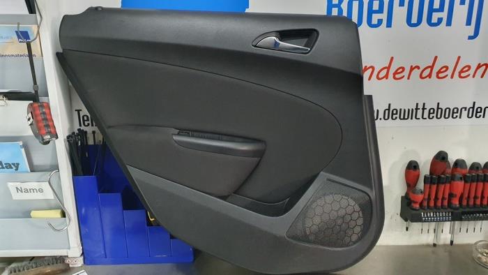 Revêtement portière 4portes arrière gauche d'un Opel Astra J Sports Tourer (PD8/PE8/PF8) 1.6 CDTI 16V 2015