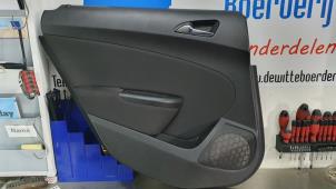 Używane Tapicerka drzwi lewych tylnych wersja 4-drzwiowa Opel Astra J Sports Tourer (PD8/PE8/PF8) 1.6 CDTI 16V Cena € 50,00 Procedura marży oferowane przez De Witte Boerderij B.V.