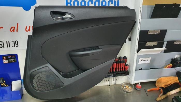 Revêtement portière 4portes arrière droite d'un Opel Astra J Sports Tourer (PD8/PE8/PF8) 1.6 CDTI 16V 2015