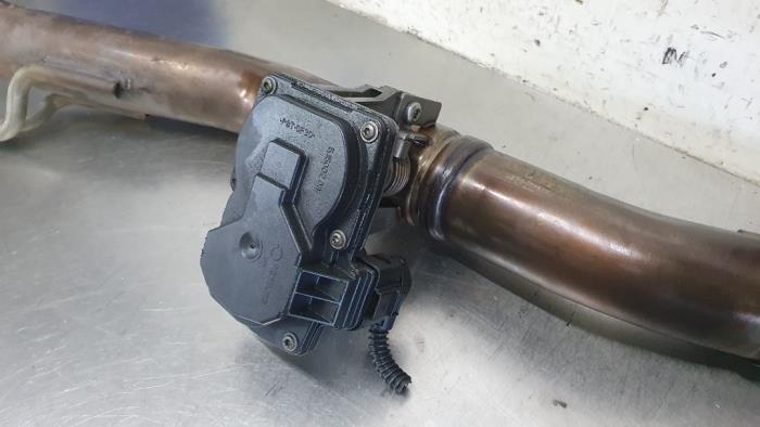 Exhaust throttle valve from a Skoda Octavia Combi (5EAC) 1.6 TDI GreenTec 16V 2013