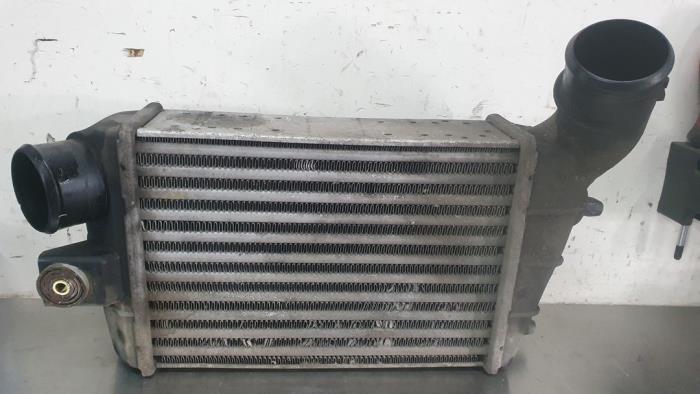 Usados Intercooler Alfa Romeo GT (937) 1.9 JTD 16V Multijet Precio € 50,00 Norma de margen ofrecido por De Witte Boerderij AutoMotive
