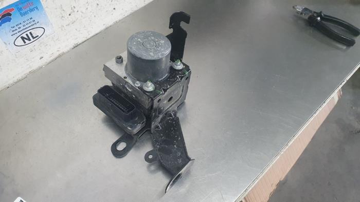 ABS pump from a Toyota ProAce 2.0 D-4D 177 16V Worker 2019