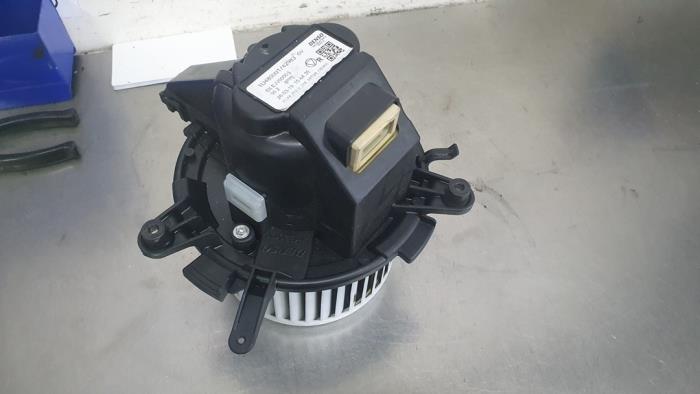 Heating and ventilation fan motor from a Toyota ProAce 2.0 D-4D 177 16V Worker 2019