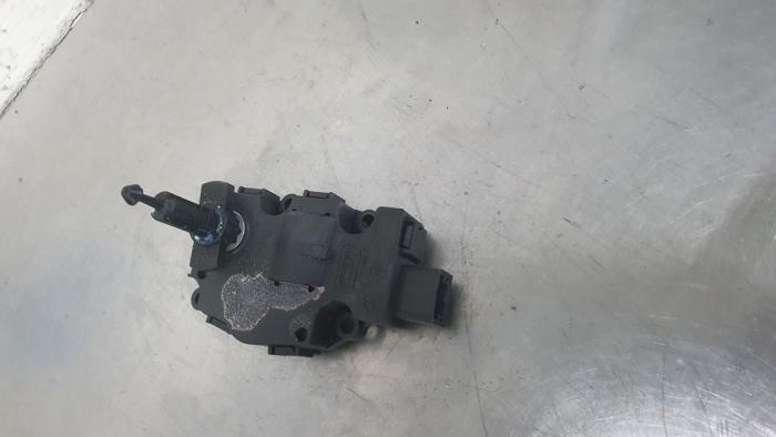 Heater valve motor from a Mercedes-Benz Vito (447.6) 2.2 114 CDI 16V 2016