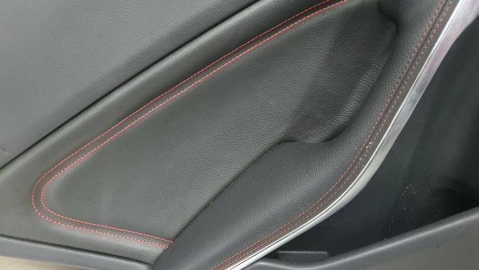 Tapicerka drzwi lewych tylnych wersja 4-drzwiowa z Mercedes A-Klasse 2014