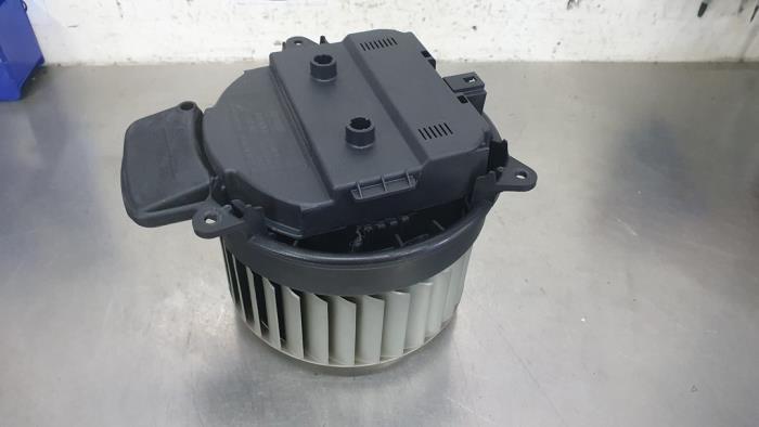 Heating and ventilation fan motor from a Audi A6 Avant (C7) 2.0 TDI 16V 2014