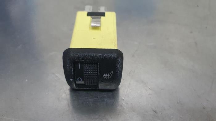 Seat heating switch from a Opel Astra G (F67) 2.2 16V 2002