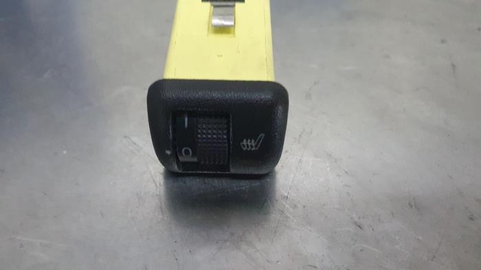 Seat heating switch from a Opel Astra G (F67) 2.2 16V 2002