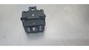 Used Central locking switch Nissan Note (E11) 1.5 dCi 90 Price € 10,00 Margin scheme offered by De Witte Boerderij B.V.