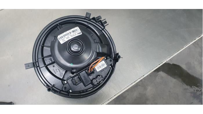 Heating and ventilation fan motor from a Volkswagen T-Roc 1.5 TSI Evo BMT 16V 2019