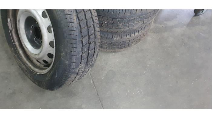 Wheel + tyre from a Citroën Jumpy (G9) 2.0 HDiF 16V 125 2014