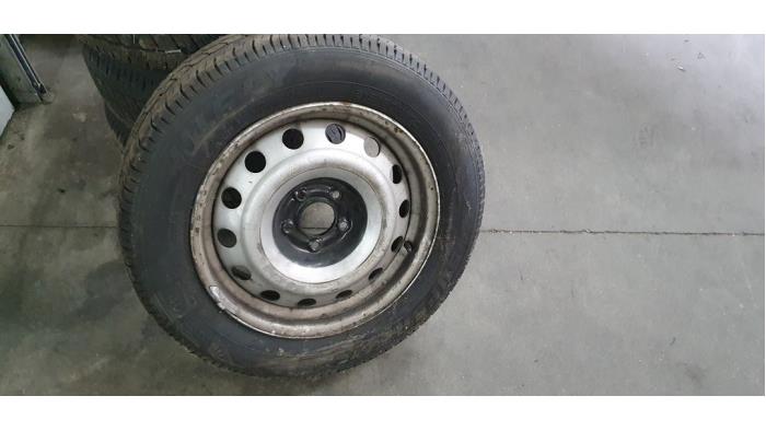 Wheel + tyre from a Citroën Jumpy (G9) 2.0 HDiF 16V 125 2014