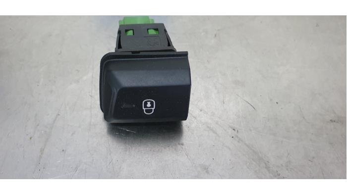 Central locking switch from a Peugeot 208 I (CA/CC/CK/CL) 1.2 Vti 12V PureTech 82 2014