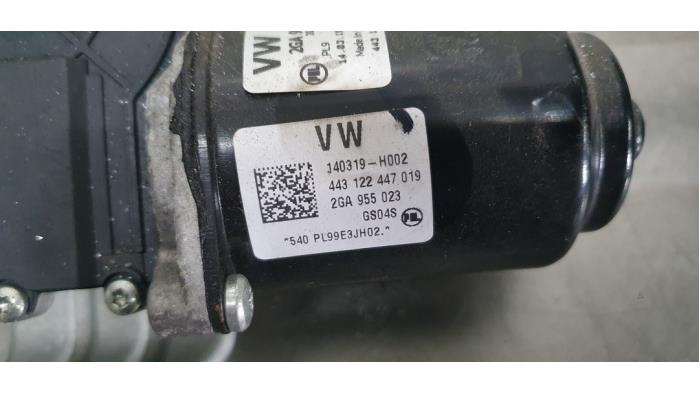 Wiper motor + mechanism from a Volkswagen T-Roc 1.5 TSI Evo BMT 16V 2019