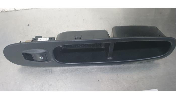 Usados Interruptor de ventanilla eléctrica Fiat Punto Evo (199) 1.4 Precio € 10,00 Norma de margen ofrecido por De Witte Boerderij AutoMotive