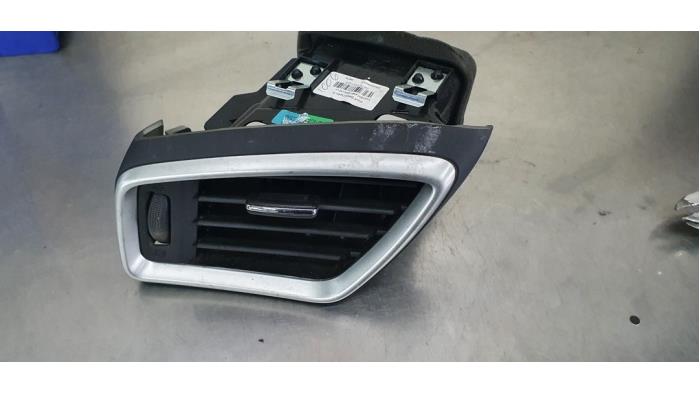 Dashboard vent from a Nissan Qashqai (J11) 1.2 DIG-T 16V 2017