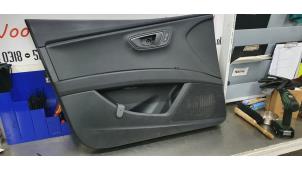 Używane Tapicerka drzwi lewych przednich wersja 4-drzwiowa Seat Leon ST (5FF) 1.6 TDI Ecomotive 16V Cena € 50,00 Procedura marży oferowane przez De Witte Boerderij B.V.