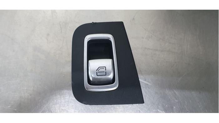 Interruptor de ventanilla eléctrica de un Mercedes-Benz C (W205) C-250 2.2 CDI 16V BlueTEC, C-250d 2014