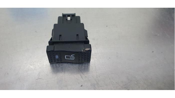 Używane Przelacznik lusterka Iveco New Daily IV 35C13V, C13V/P, S13V, S13V/P Cena € 10,00 Procedura marży oferowane przez De Witte Boerderij AutoMotive