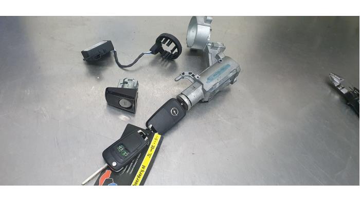 Gebrauchte Schlossset Opel Astra J (PC6/PD6/PE6/PF6) 1.4 Turbo 16V Preis € 65,00 Margenregelung angeboten von De Witte Boerderij AutoMotive