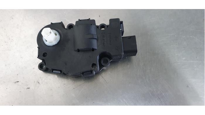 Heater valve motor from a Porsche Cayenne II (92A) 3.0 D V6 24V 2014