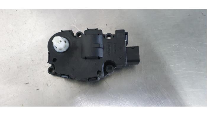 Heater valve motor from a Porsche Cayenne II (92A) 3.0 D V6 24V 2014
