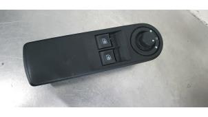 Used Electric window switch Renault Clio IV (5R) 1.5 Energy dCi 90 FAP Price € 15,00 Margin scheme offered by De Witte Boerderij B.V.