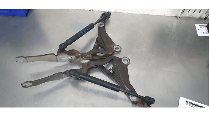 Bonnet Hinge from a MINI Clubman (R55) 1.4 16V One 2010
